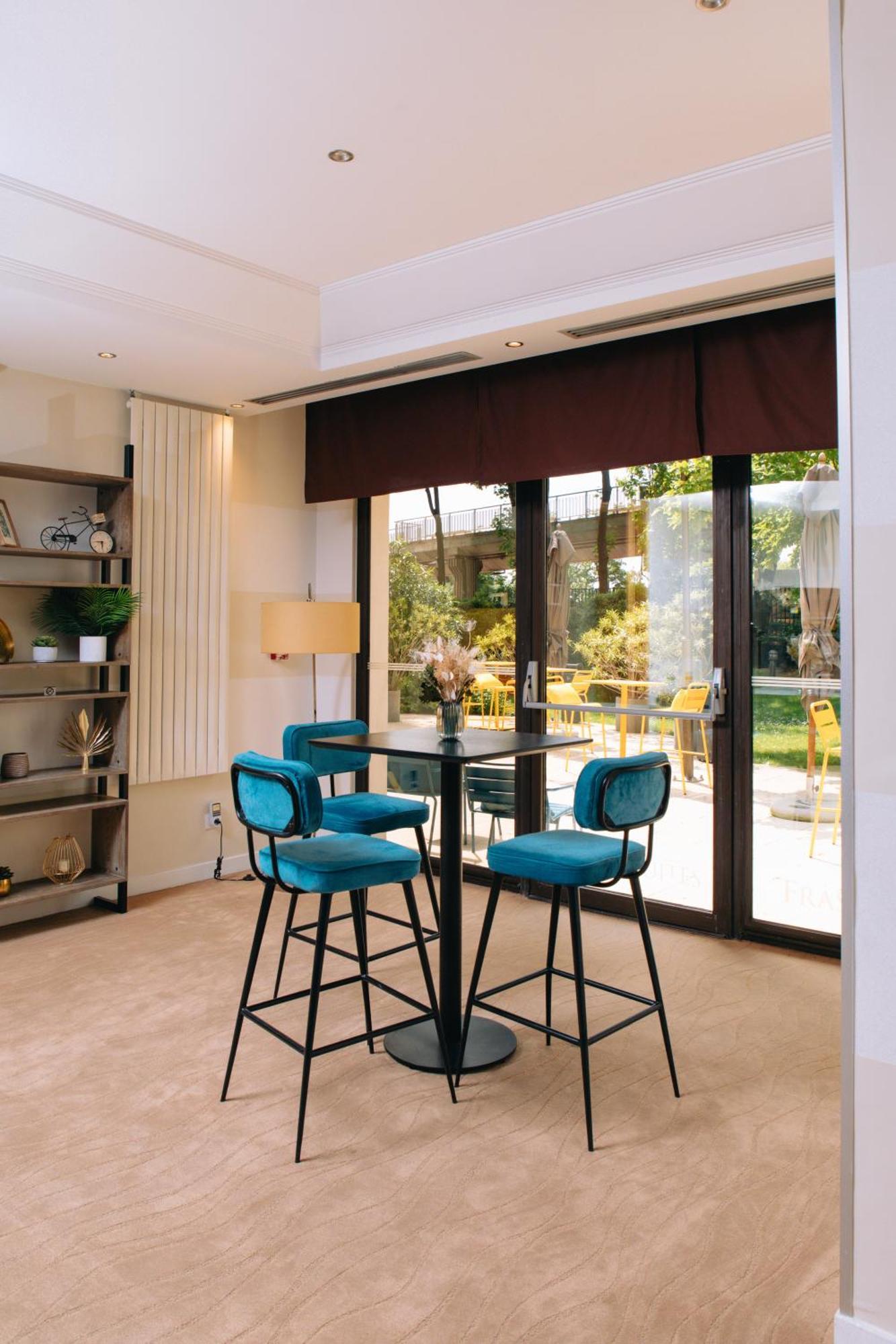 Fraser Suites Paris La Defense Courbevoie Eksteriør billede A Roman blind