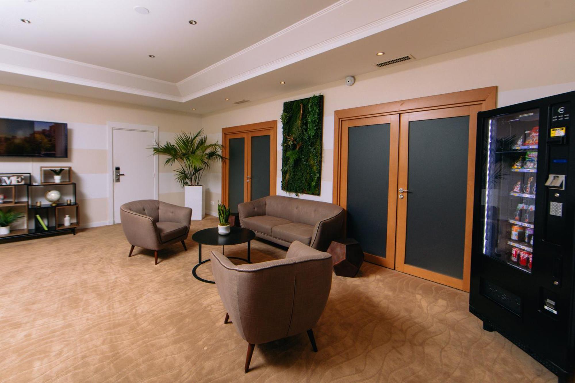 Fraser Suites Paris La Defense Courbevoie Eksteriør billede The waiting room at the clinic
